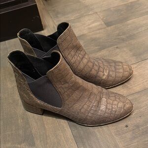Gray Crocodile Pattern Ankle Boots